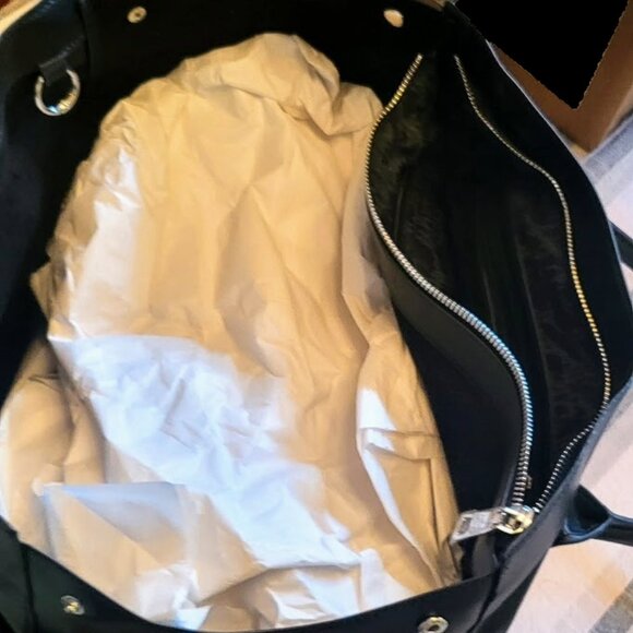 ✅️Avery Bag Black - NO LONGER AVAILABLE IN US - BNWT - Averyy Bag $140 - - Picture 3 of 9